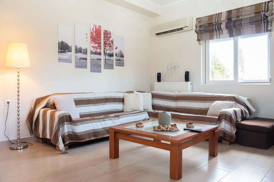 Living room, Seating area, air conditioner