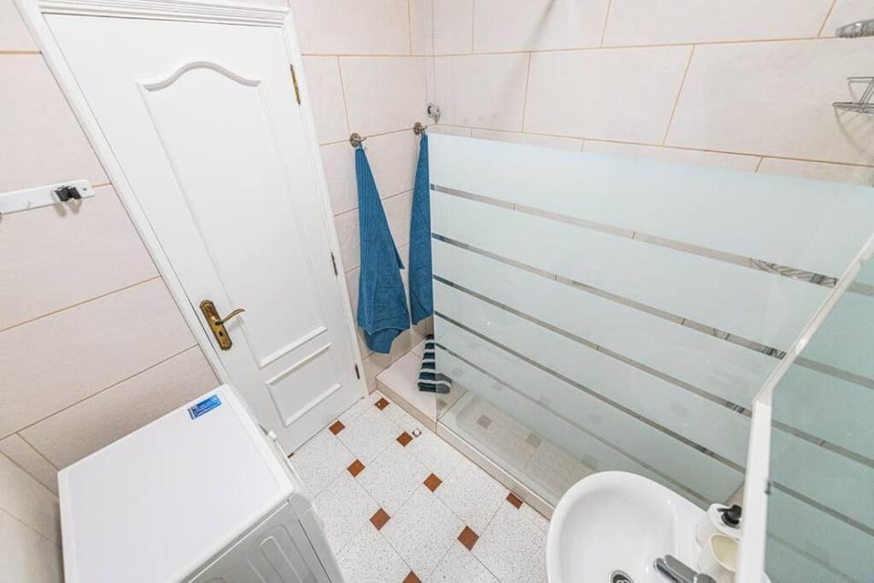 Shower, Bathroom, towels