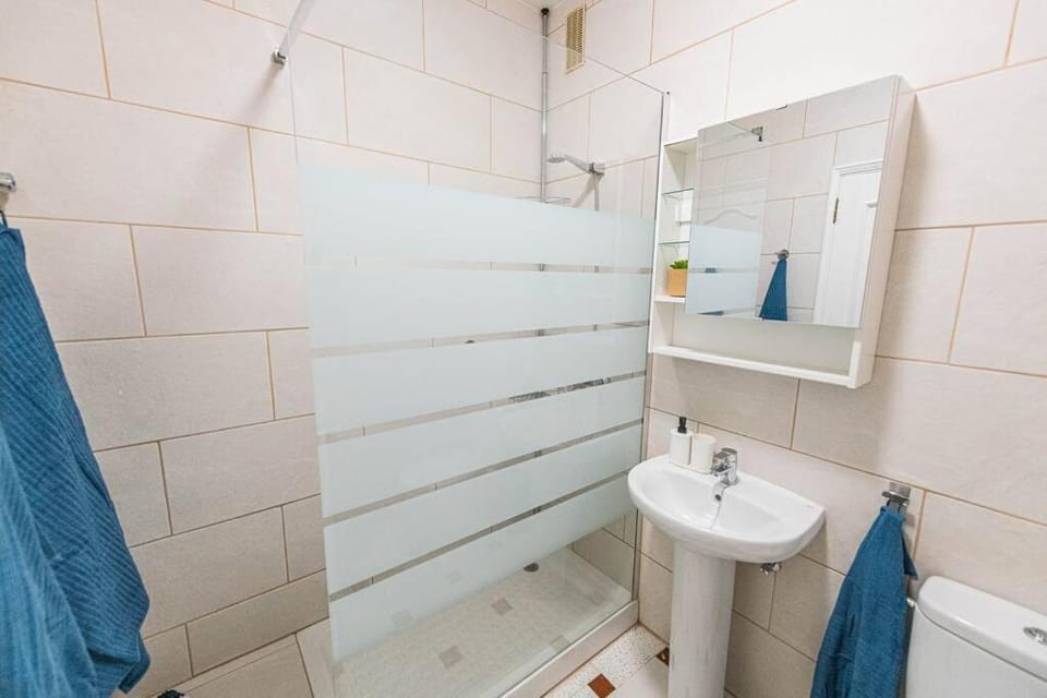 Shower, Bathroom, towels