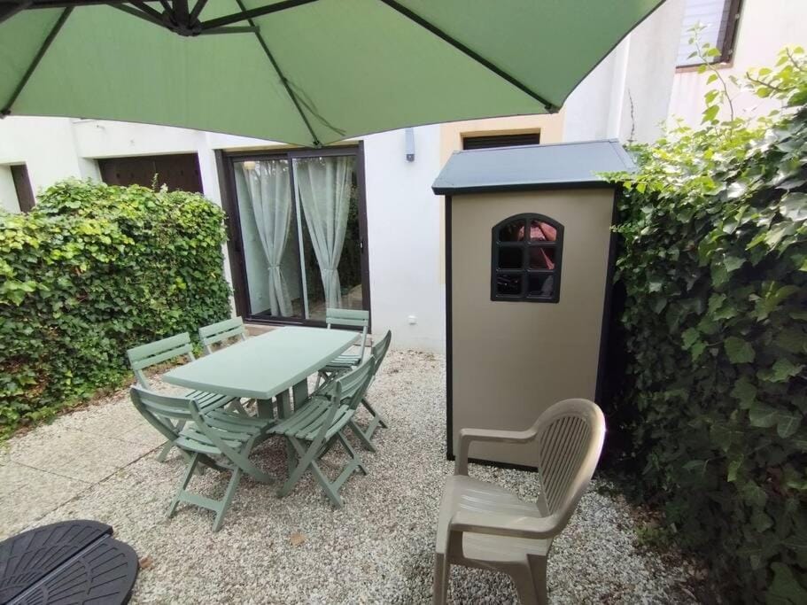 Patio, Day, Garden, Balcony/Terrace, Garden view