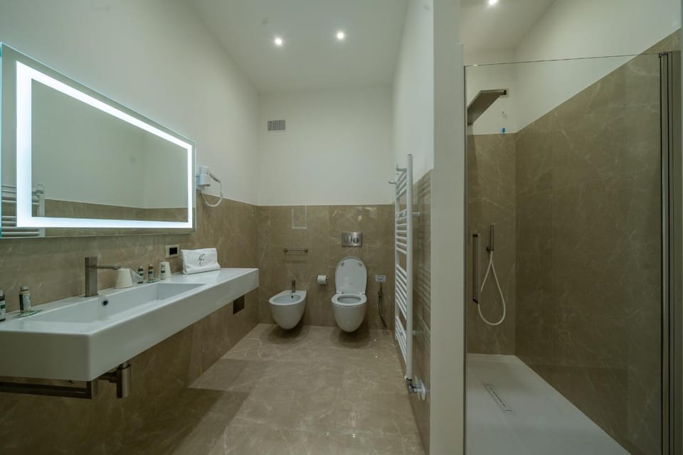 Shower, Toilet, Bathroom, bidet, towels
