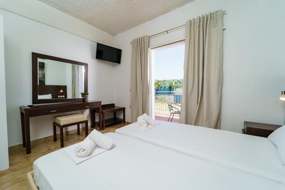 Bed, TV and multimedia, View (from property/room), Balcony/Terrace, Photo of the whole room, Bedroom, Garden view, hair dresser, towels