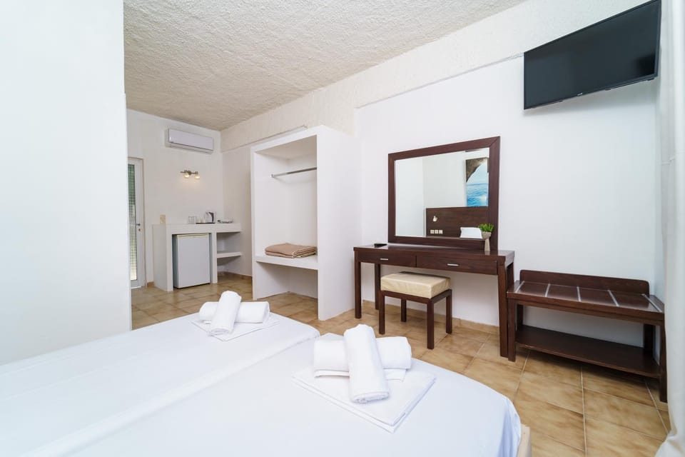 Bed, TV and multimedia, Photo of the whole room, Bedroom, hair dresser