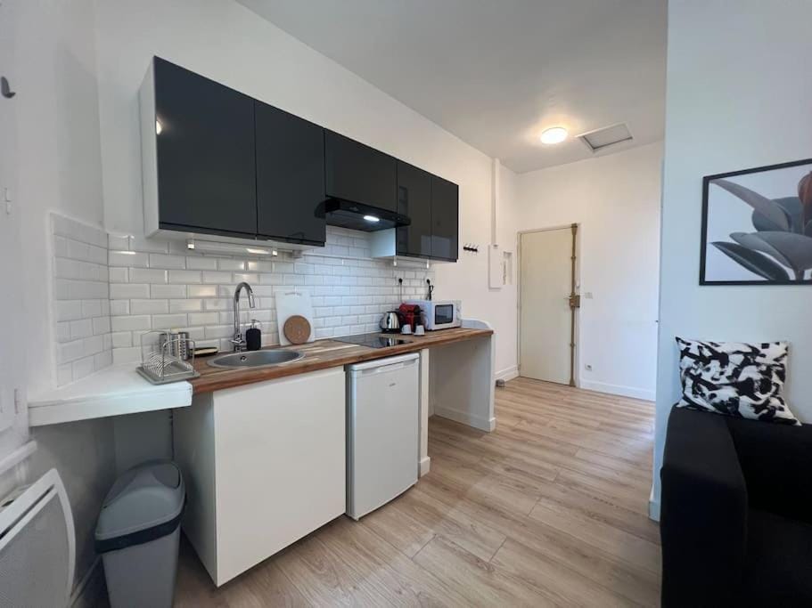 Kitchen or kitchenette, minibar, stove
