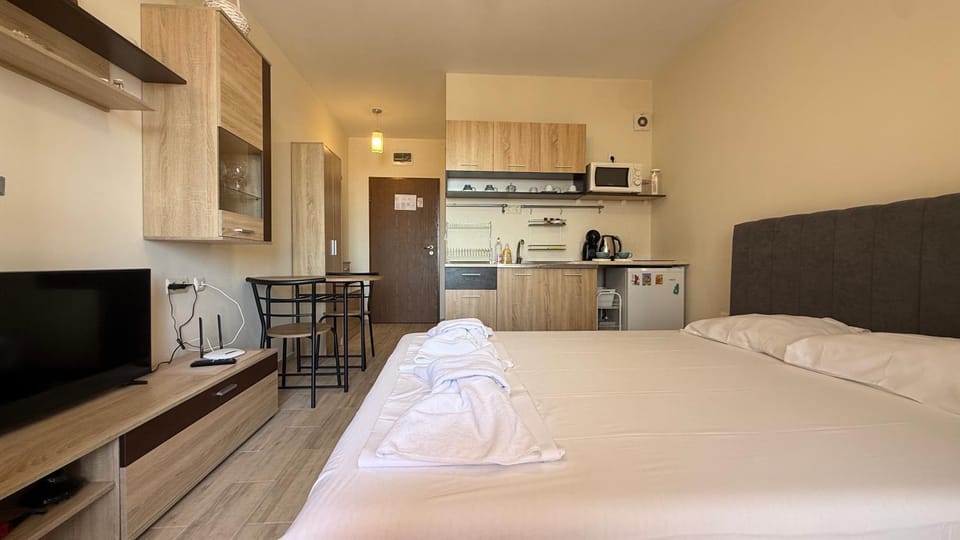 Bed, TV and multimedia, Kitchen or kitchenette, Photo of the whole room, towels