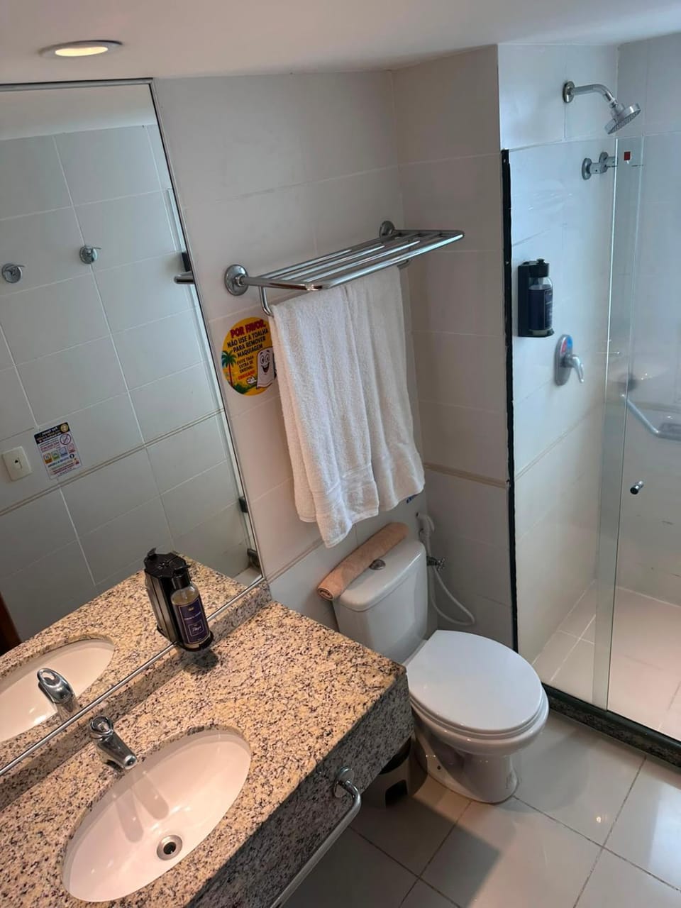 Flat com Vista Panorâmica - Barra da Tijuca - Estacionamento Gratuito - Frigobar - Ar condicionado - Piscina - Academia - Balsa para Praia Grátis - Varanda - Vista Parcial Mar e Lagoa Apartment hotel in Rio de Janeiro