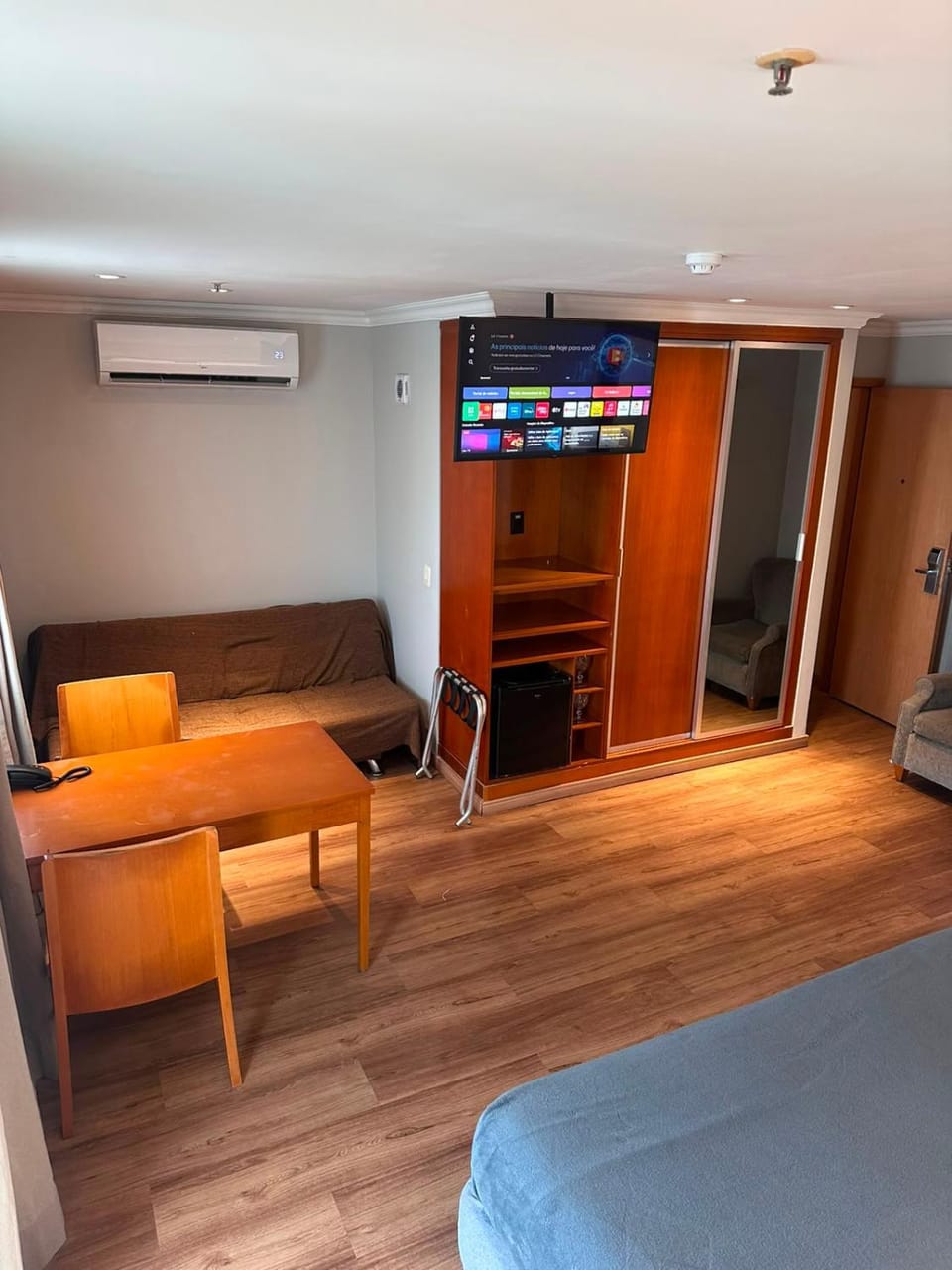 Flat com Vista Panorâmica - Barra da Tijuca - Estacionamento Gratuito - Frigobar - Ar condicionado - Piscina - Academia - Balsa para Praia Grátis - Varanda - Vista Parcial Mar e Lagoa Apartment hotel in Rio de Janeiro