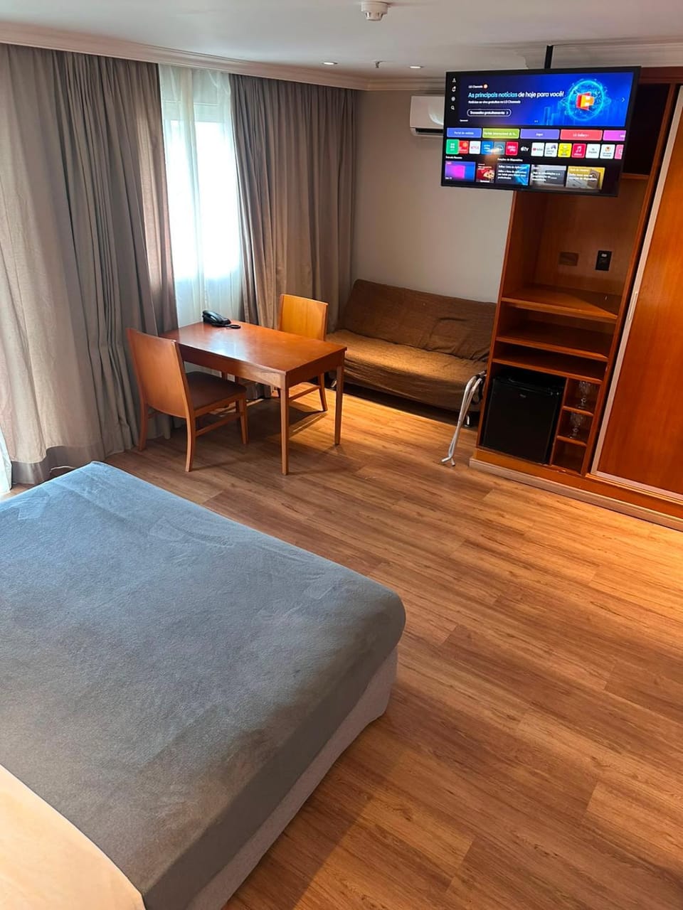 Flat com Vista Panorâmica - Barra da Tijuca - Estacionamento Gratuito - Frigobar - Ar condicionado - Piscina - Academia - Balsa para Praia Grátis - Varanda - Vista Parcial Mar e Lagoa Apartment hotel in Rio de Janeiro