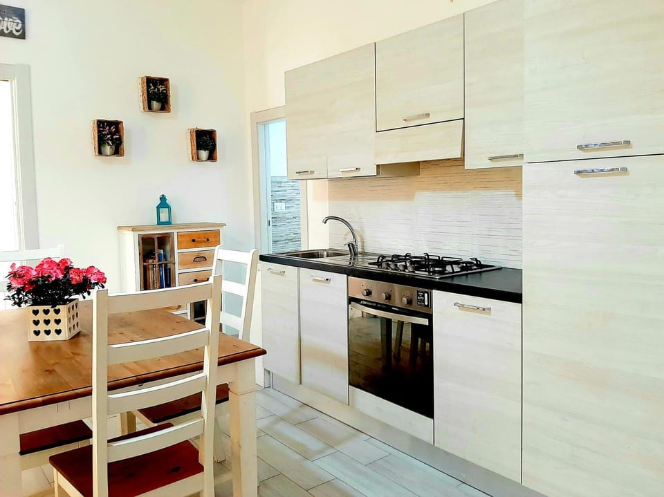 Kitchen or kitchenette, Dining area, pet friendly, stove