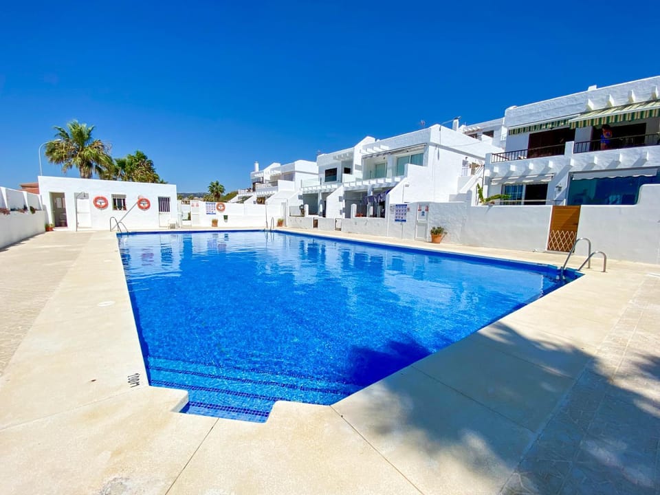 Property building, Day, Swimming pool, Swimming pool