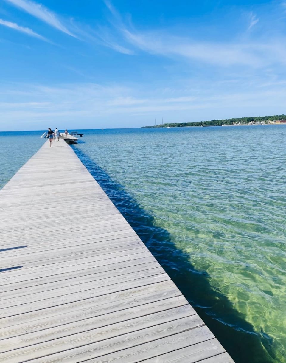 RYMLIG RENOVERAD GÄSTBOSTAD med egen ingång nära stranden i HÄLLEVIK Apartment in Capital Region of Denmark