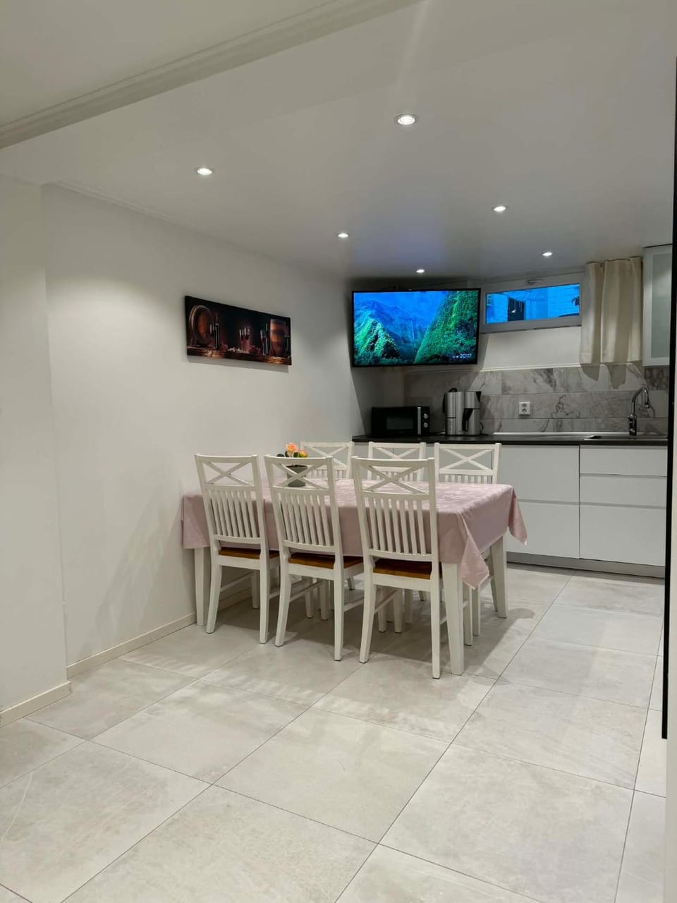 Kitchen or kitchenette, Dining area