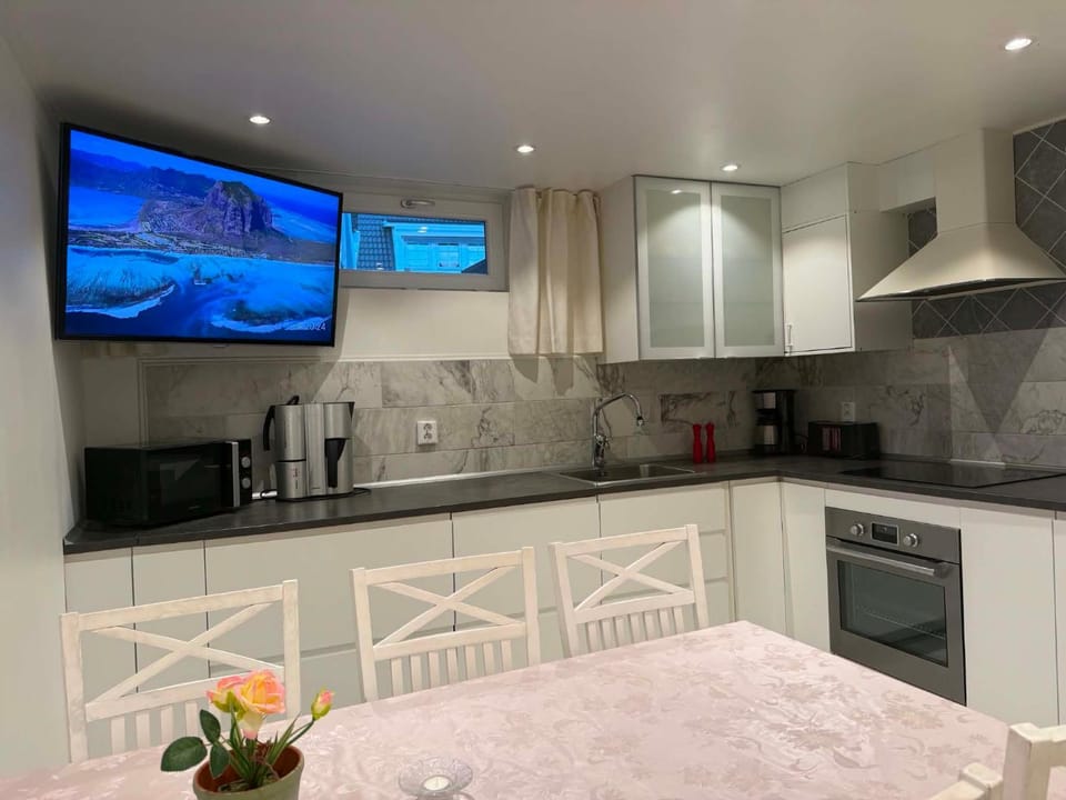 Kitchen or kitchenette, Dining area, dishwasher, oven, stove