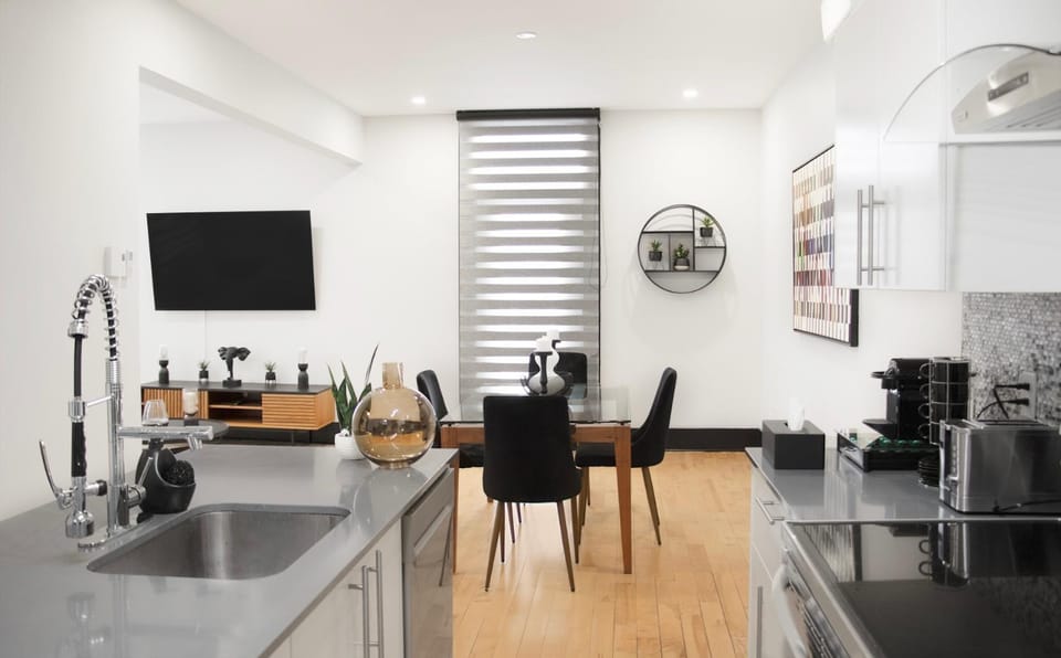 Kitchen or kitchenette, Dining area