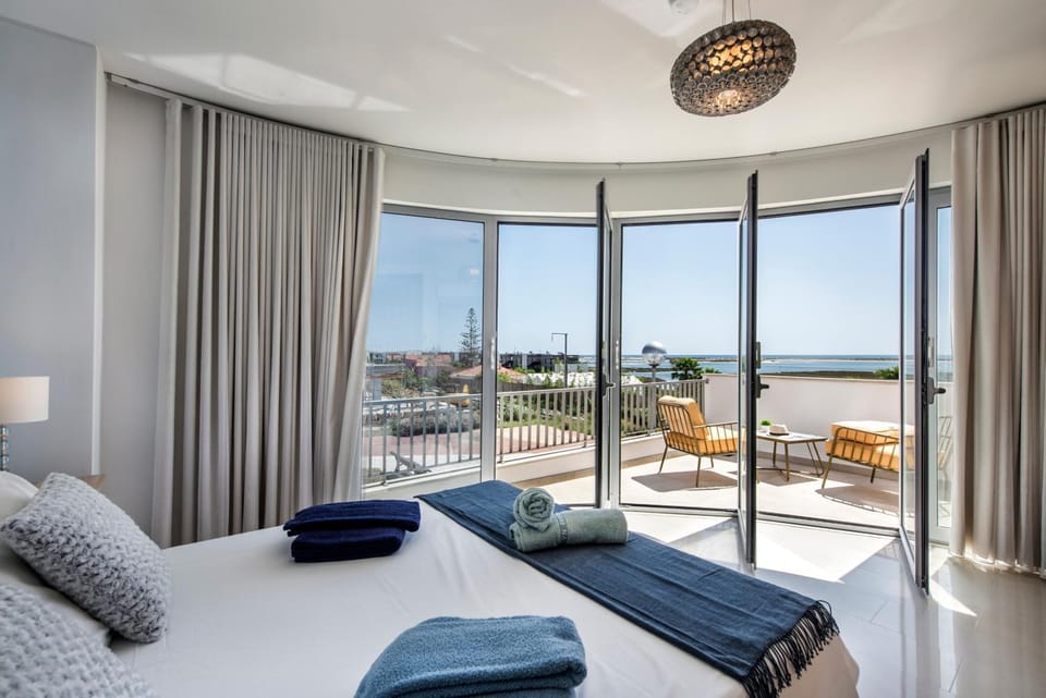 Bed, Bedroom, Sea view, towels