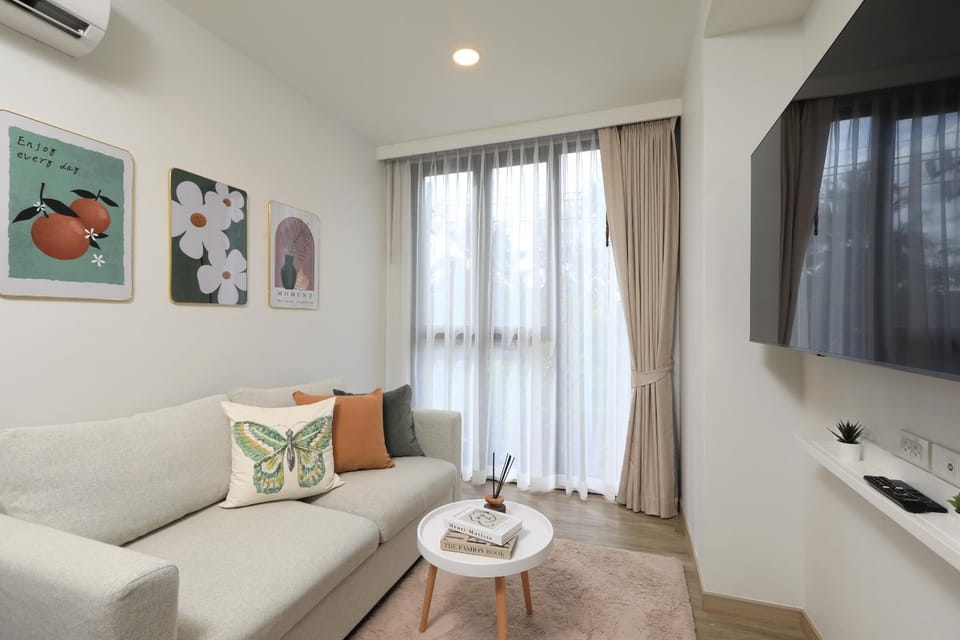 TV and multimedia, Living room, Seating area, air conditioner
