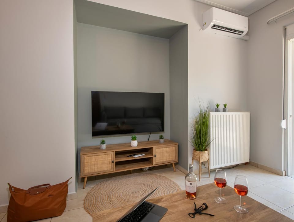 Communal lounge/ TV room, TV and multimedia, Evening entertainment, Alcoholic drinks, air conditioner