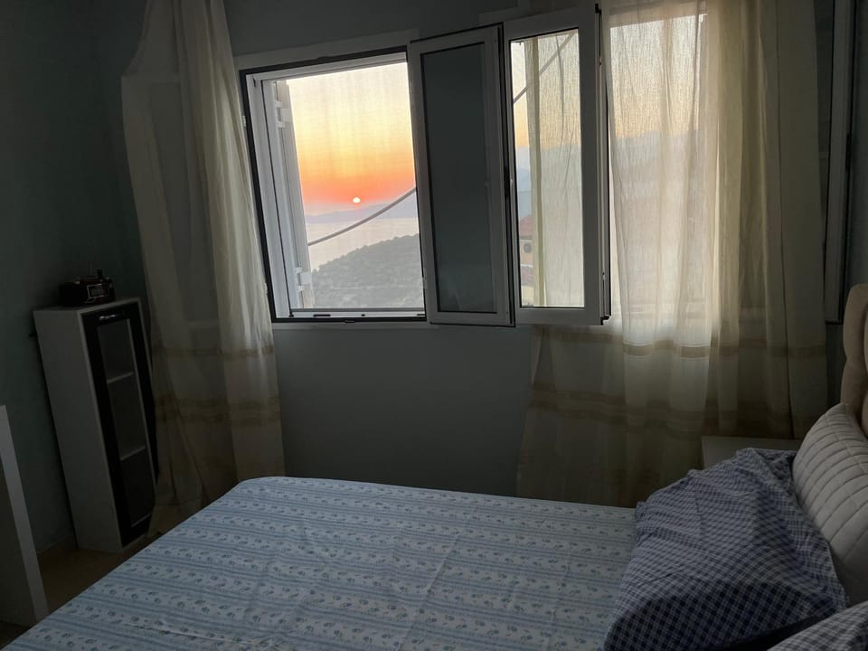 Bed, Natural landscape, Photo of the whole room, Bedroom, Sunrise, Sunset