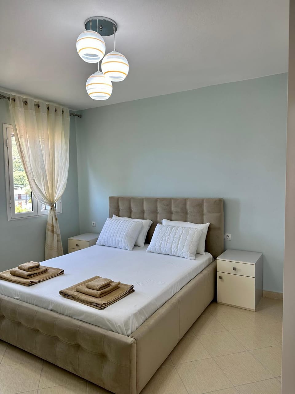 Bed, Living room, Photo of the whole room, Bedroom, towels