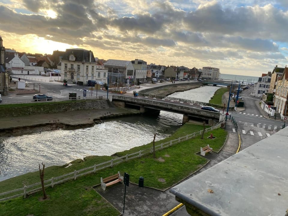 Neighbourhood, City view, Landmark view, River view, Sea view, Location