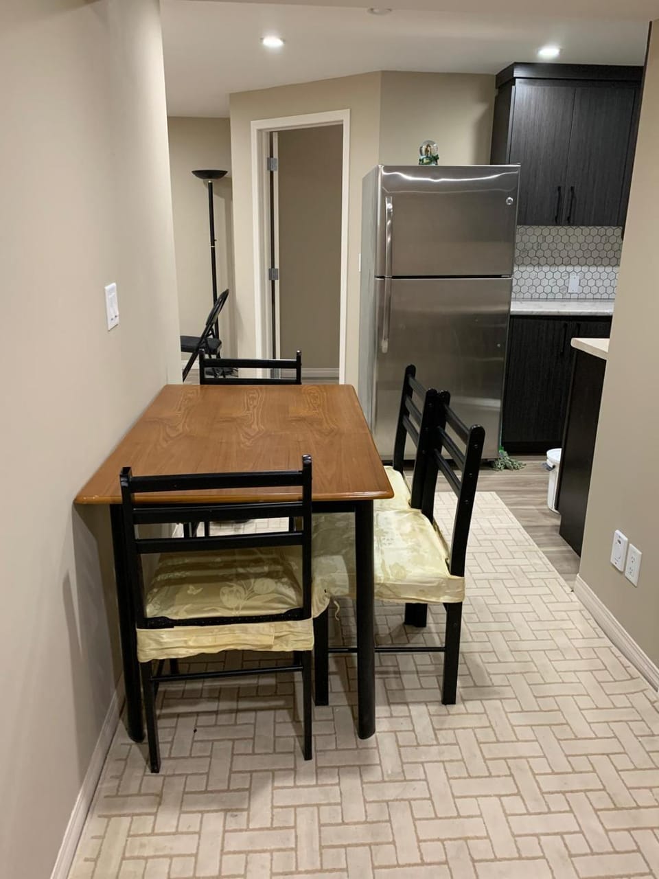 Kitchen or kitchenette, Dining area