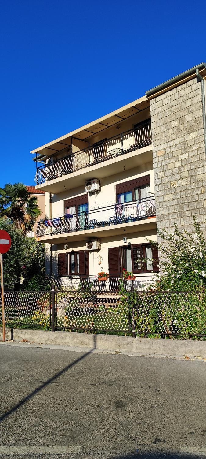 Sea and Sunshine 100m to beach,free parking,centar,View Apartment in Kotor Municipality