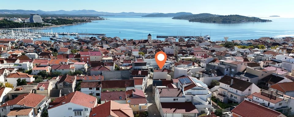 Facade/entrance, Bird's eye view