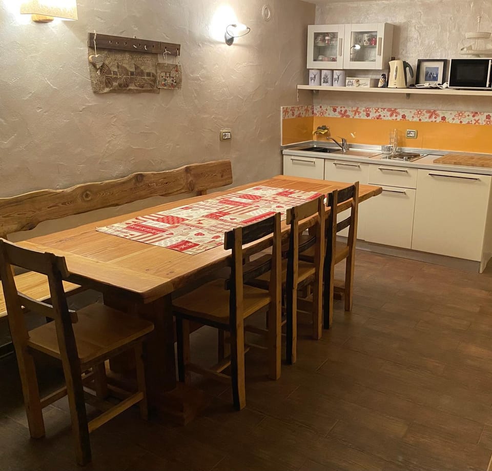 Kitchen or kitchenette, Dining area, minibar