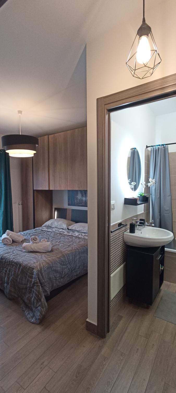 Bed, Photo of the whole room, Bedroom, towels