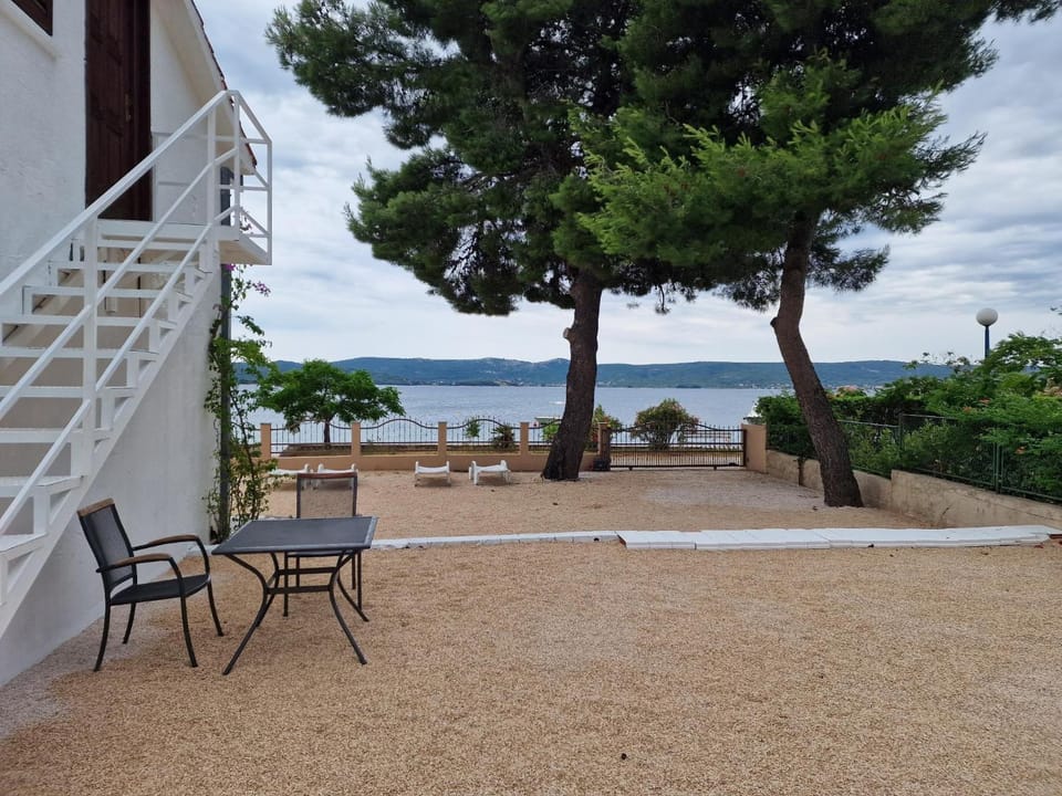 Property building, Natural landscape, View (from property/room), Balcony/Terrace, Dining area, Sea view