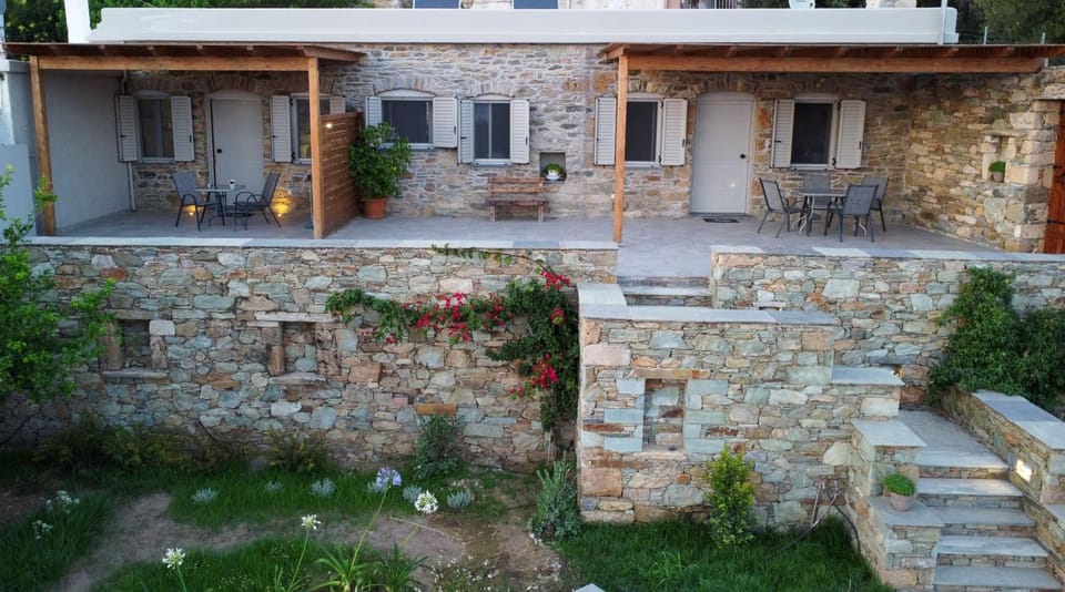 Property building, Balcony/Terrace, Location