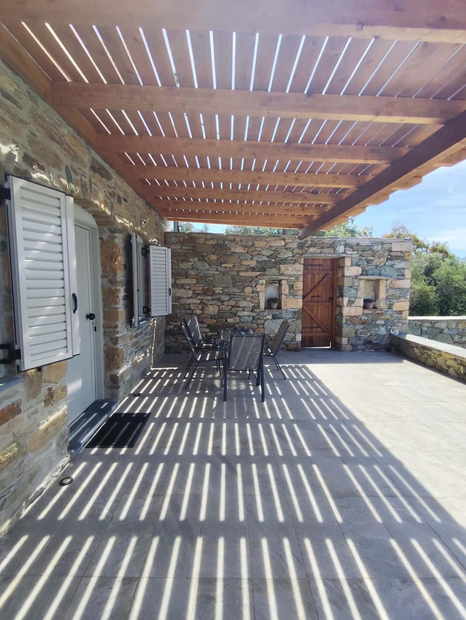 Property building, Patio, Day, Balcony/Terrace