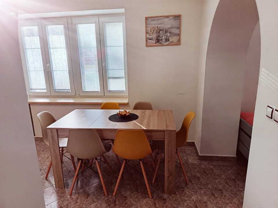 Kitchen or kitchenette, Seating area
