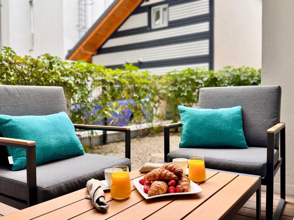 Patio, Day, Seating area, Dining area, Breakfast, Drinks