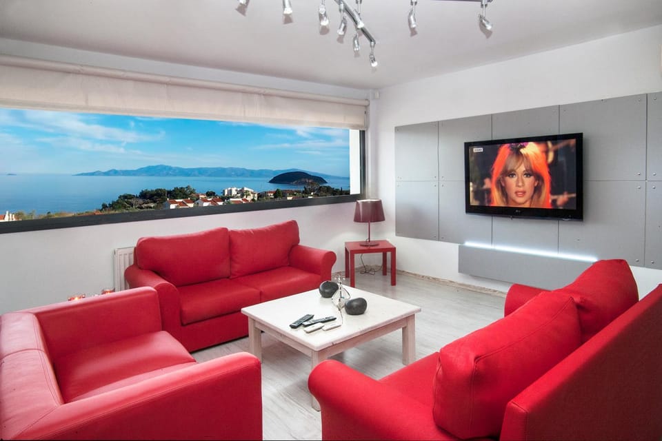 Natural landscape, TV and multimedia, Seating area, Evening entertainment, Sea view