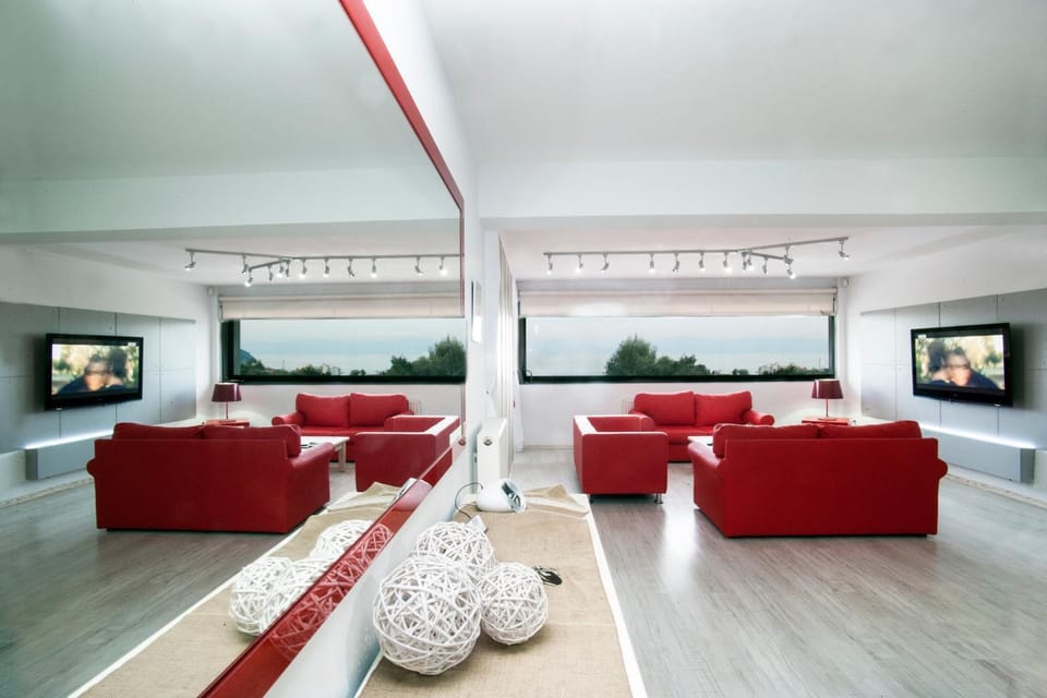 TV and multimedia, Living room, Seating area, Dining area