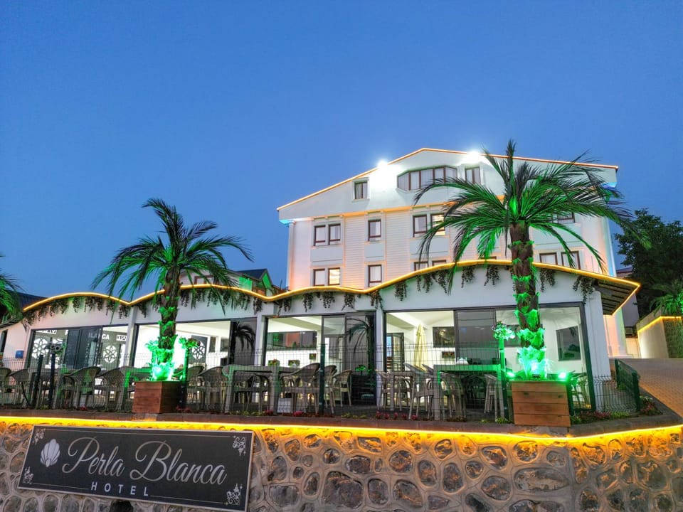 Property building, Restaurant/places to eat, Day