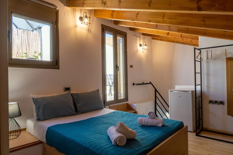 Toilet, Bed, Photo of the whole room, Bedroom, towels