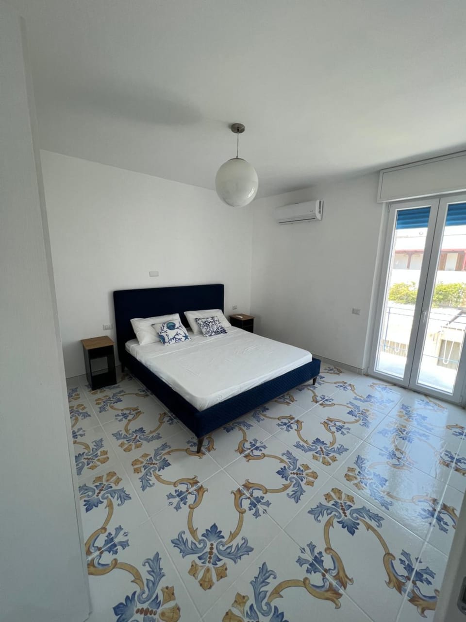Photo of the whole room, Bedroom, air conditioner