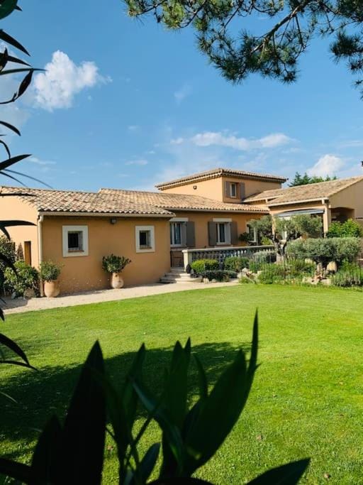 villa entre st rémy de provence et avignon Villa in Provence-Alpes-Côte d'Azur