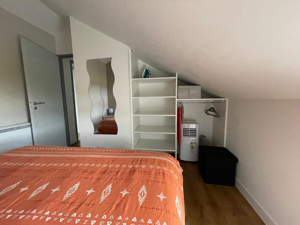 Bed, Photo of the whole room, Bedroom, flat iron, wardrobe