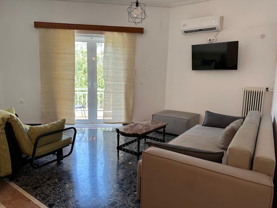 TV and multimedia, Living room, Seating area, Evening entertainment, air conditioner