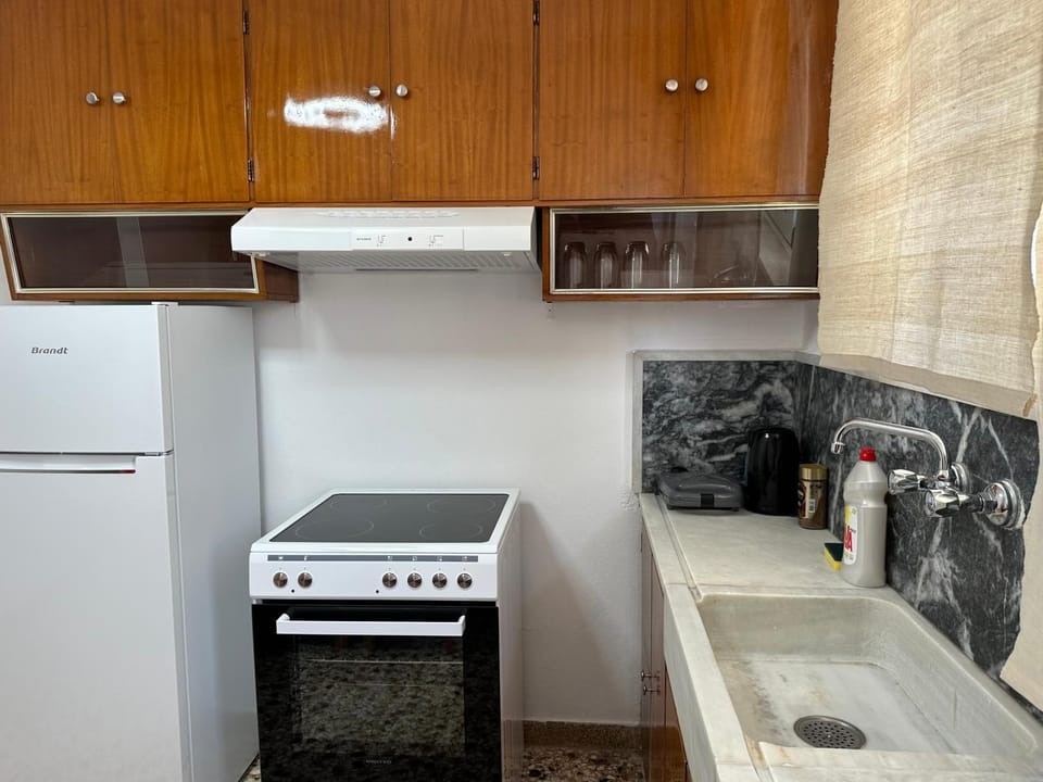 Kitchen or kitchenette, pet friendly, stove, toaster