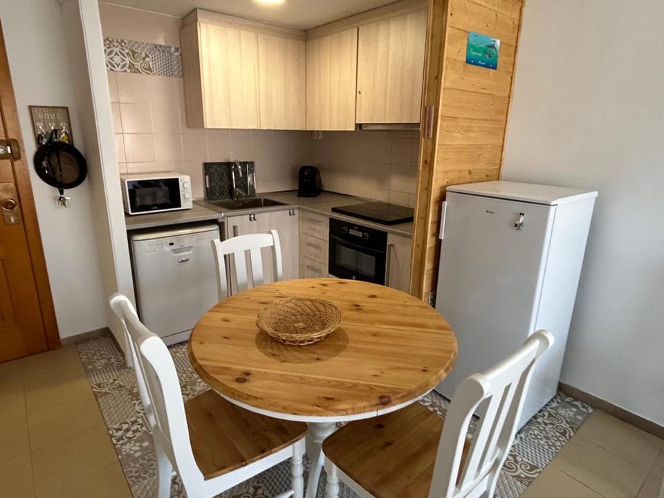 Kitchen or kitchenette, Dining area, minibar, pet friendly