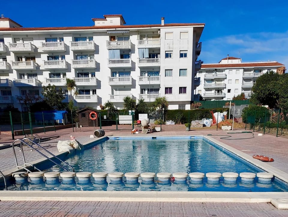 Property building, Day, Pool view, Swimming pool, sunbed