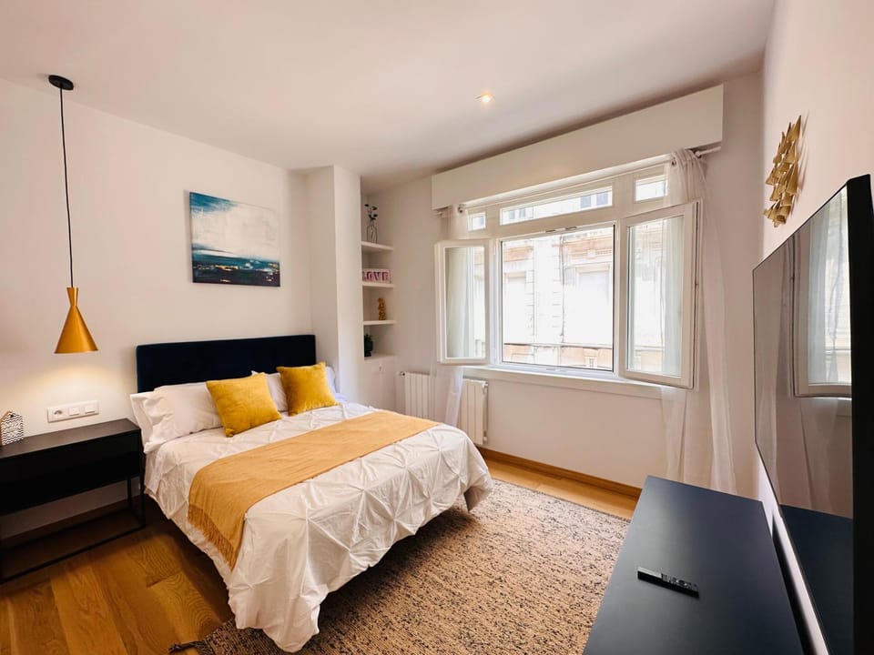 Bed, TV and multimedia, Photo of the whole room, Bedroom, hair dresser