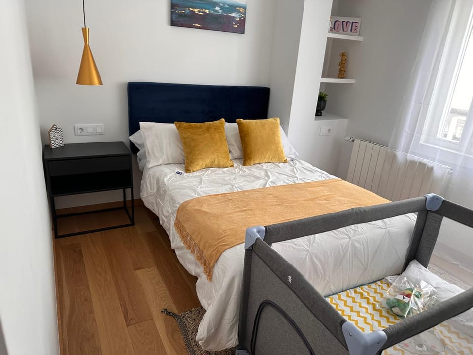 Bed, Photo of the whole room, Bedroom, cot, Family