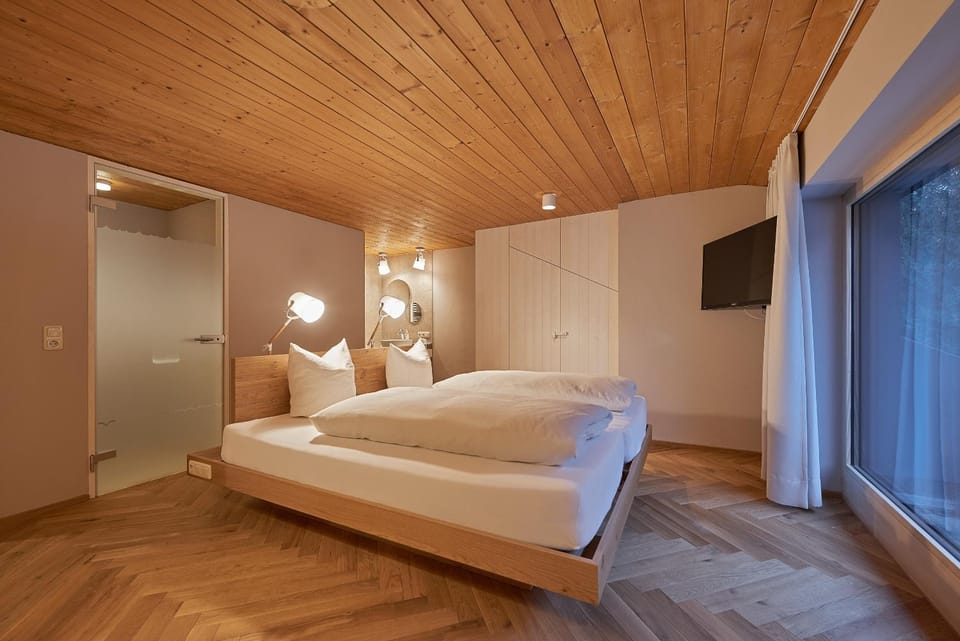 Bed, TV and multimedia, Photo of the whole room, Bedroom