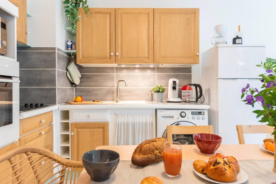 Kitchen or kitchenette, Food and drinks