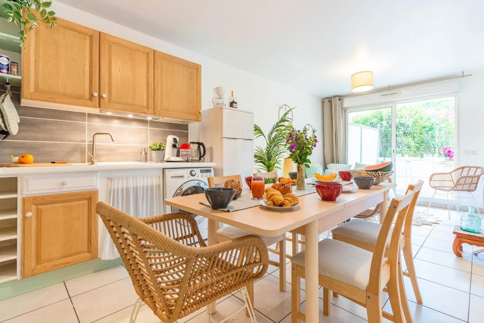 Kitchen or kitchenette, Living room, Food and drinks, Seating area, Dining area, Food, stove